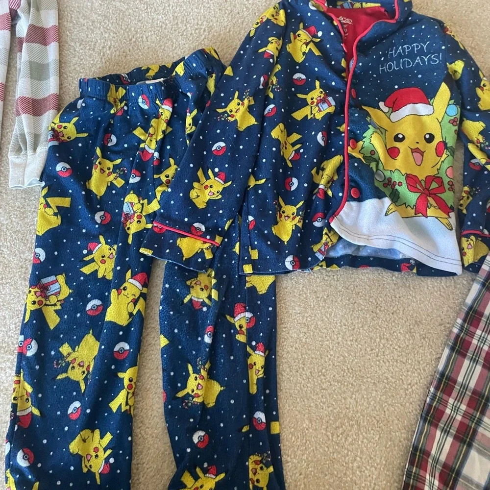 Bundle of 5 Christmas pjs.‎ Kid size 5T